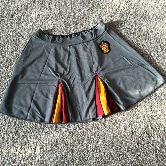 ✨✨Harry Potter Gryffindor Skirt✨✨ - Picture 3 of 9